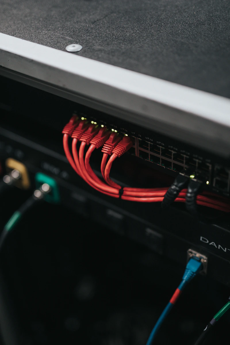 Cabeamento de rede organizado em rack de data center