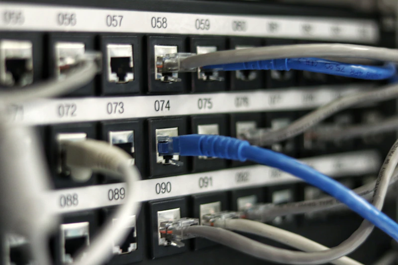 Fileiras de racks em uma sala de servidores